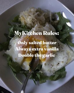 Always double garlic! 
Did you know —> It contains compounds with potent medicinal healing properties; anti-fungal, antibacterial, anti-inflammatory, and antimicrobial. ⁣⁣⁣You can see my blogpost all about garlic on my website. Comment GARLIC and I’ll send the link your way! 

What are your kitchen must haves?